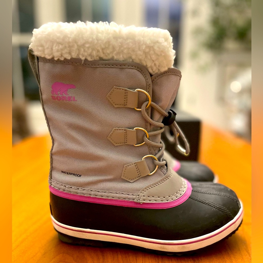 Sorel Waterproof and Insulated Snow Boots Size Youth 3 Like New!